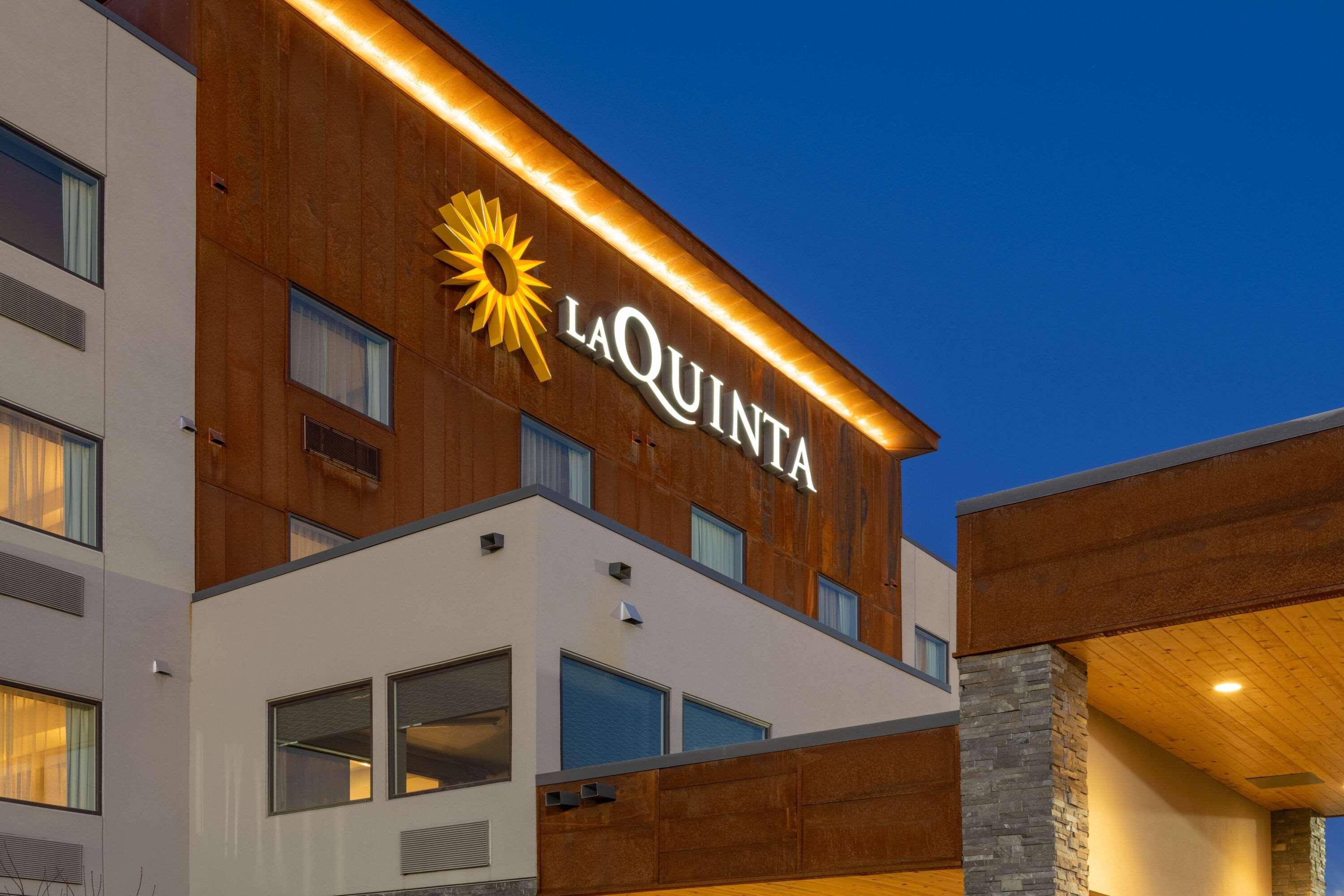 La Quinta By Wyndham Anchorage Airport Hotel Exterior photo